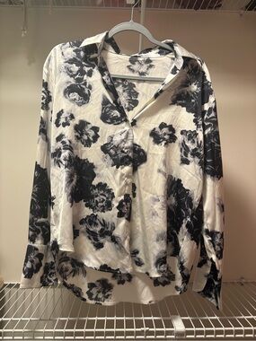 Fashion Nova Black & White Floral Button-Down Shirt Small
